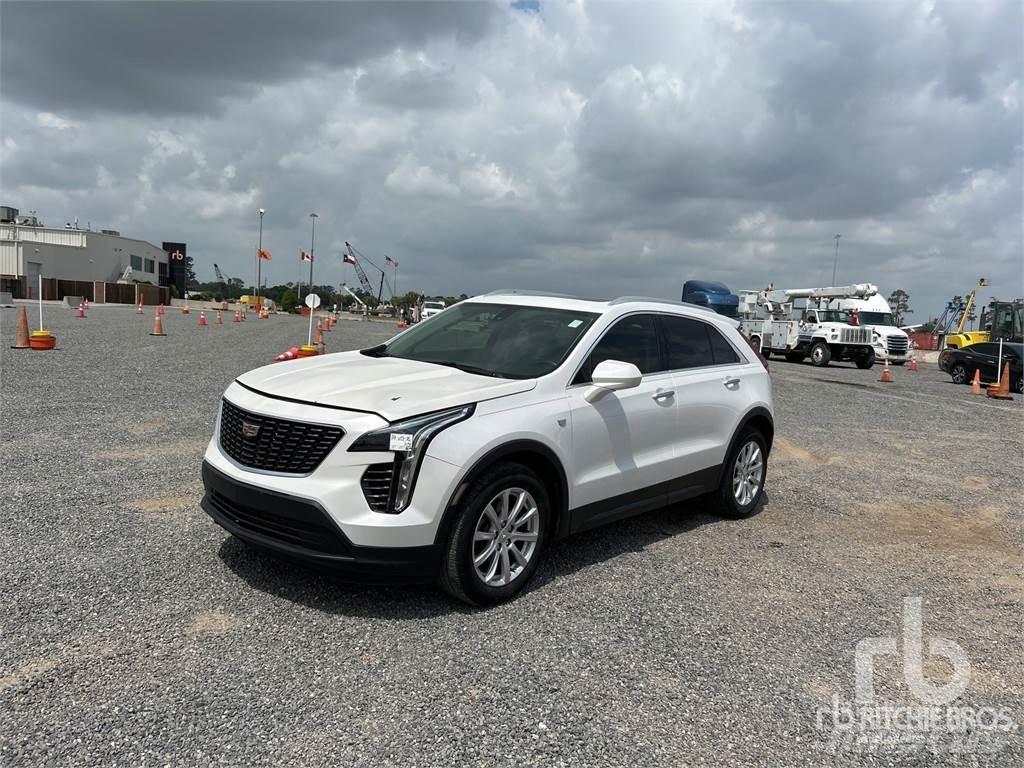 Cadillac XT4 Vieglais kravas automobilis/izkraušana no sāniem