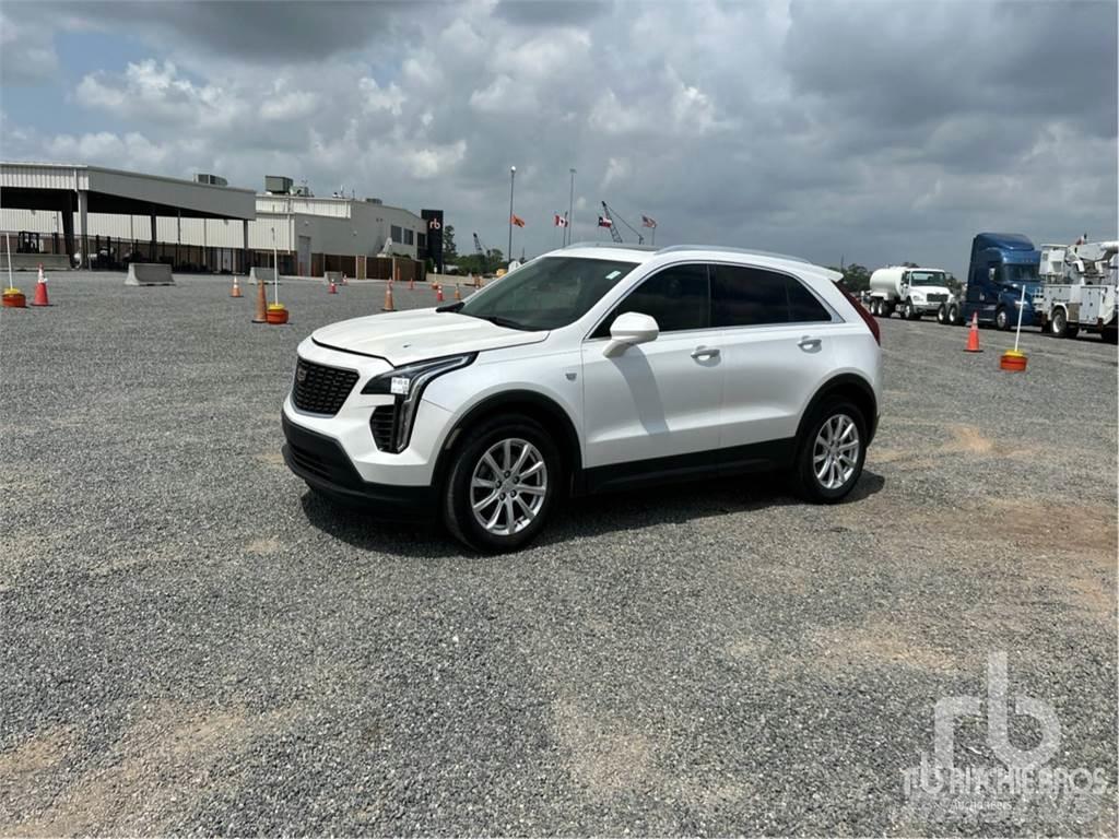 Cadillac XT4 Vieglais kravas automobilis/izkraušana no sāniem