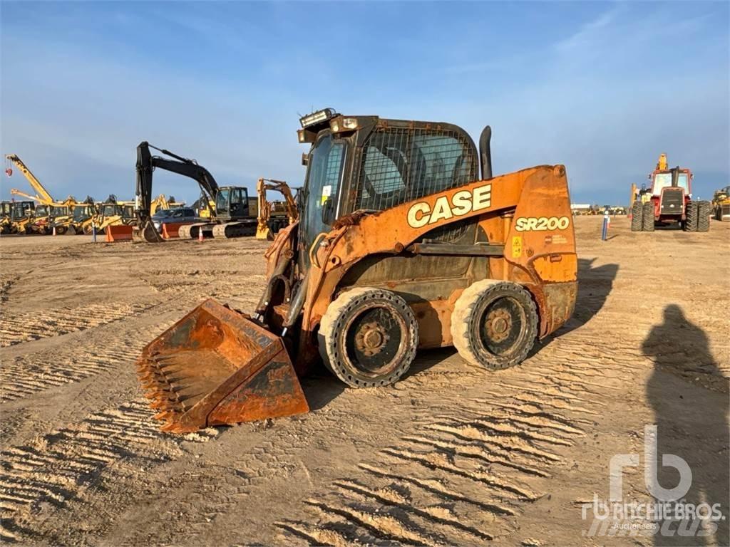 CASE SR200 Lietoti riteņu kompaktiekrāvēji
