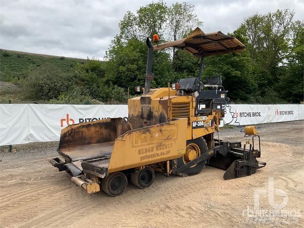 CAT AP300D Asfalta klājēji