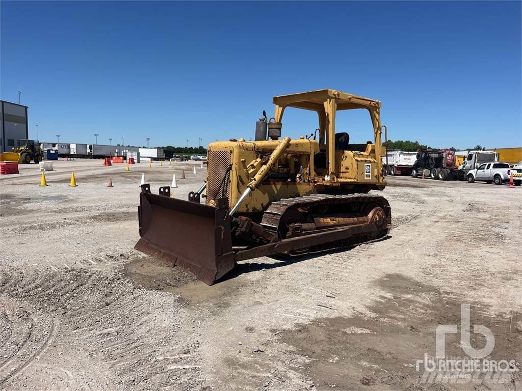 CAT D5B Kāpurķēžu buldozeri