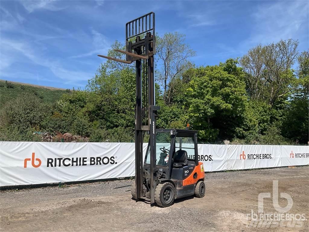 Doosan D30S-5 Tehnika ar dīzeļa dzinēju