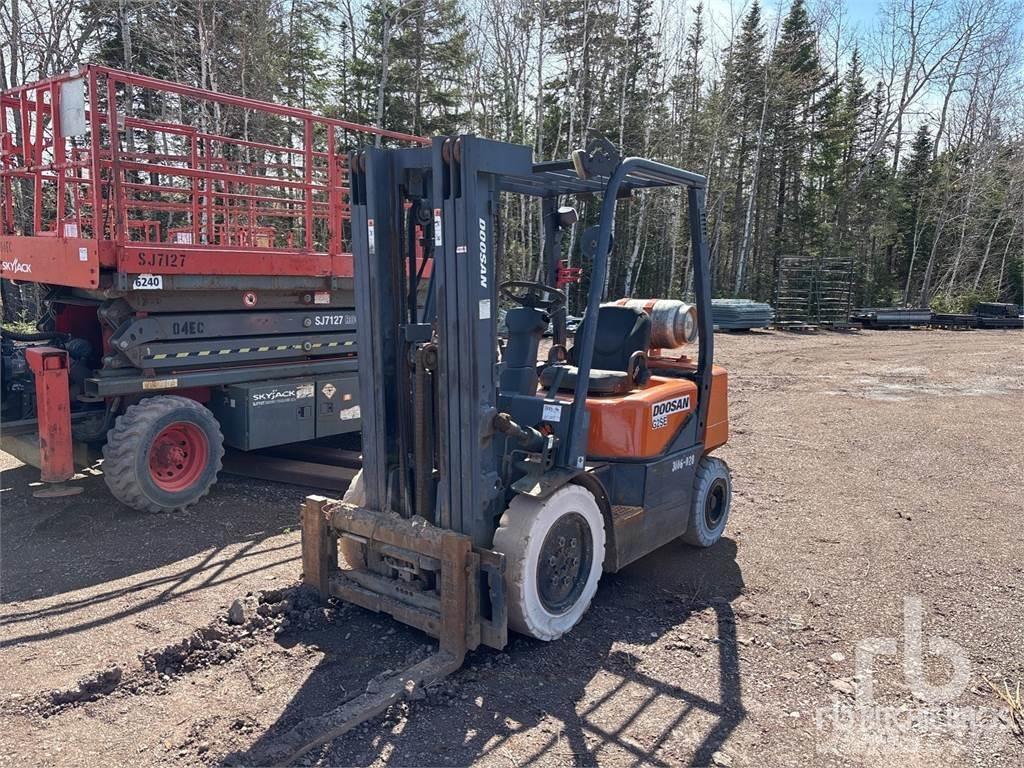 Doosan G25E-3 Tehnika ar dīzeļa dzinēju