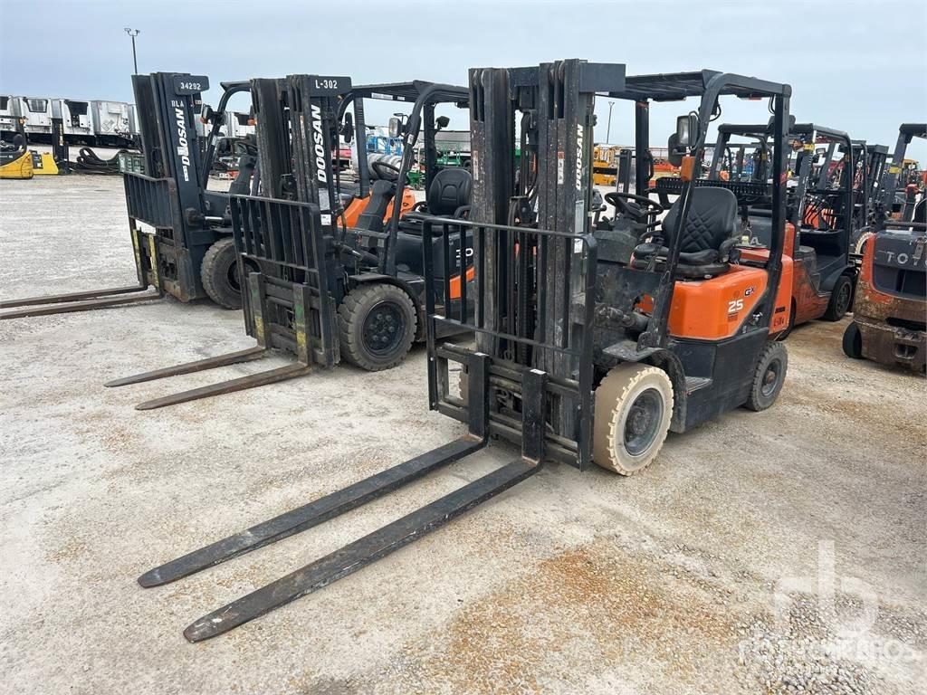 Doosan G25G Tehnika ar dīzeļa dzinēju