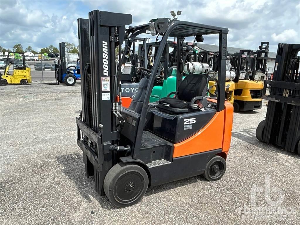 Doosan GC25E-3 Tehnika ar dīzeļa dzinēju