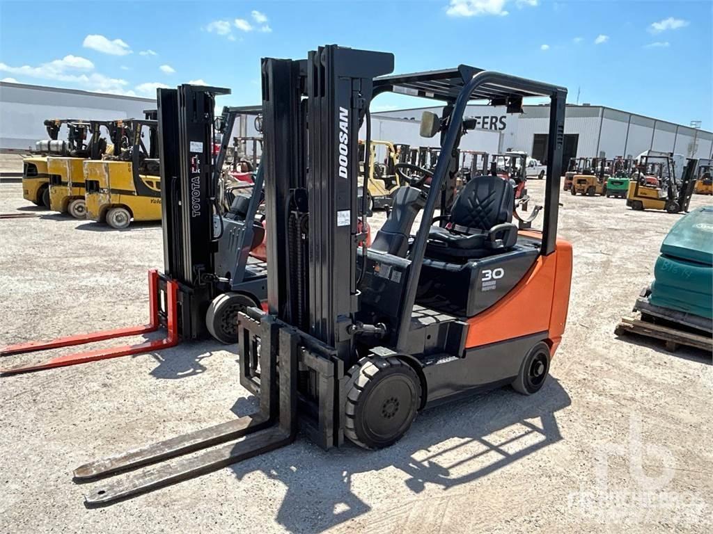 Doosan GC30E-5 Tehnika ar dīzeļa dzinēju