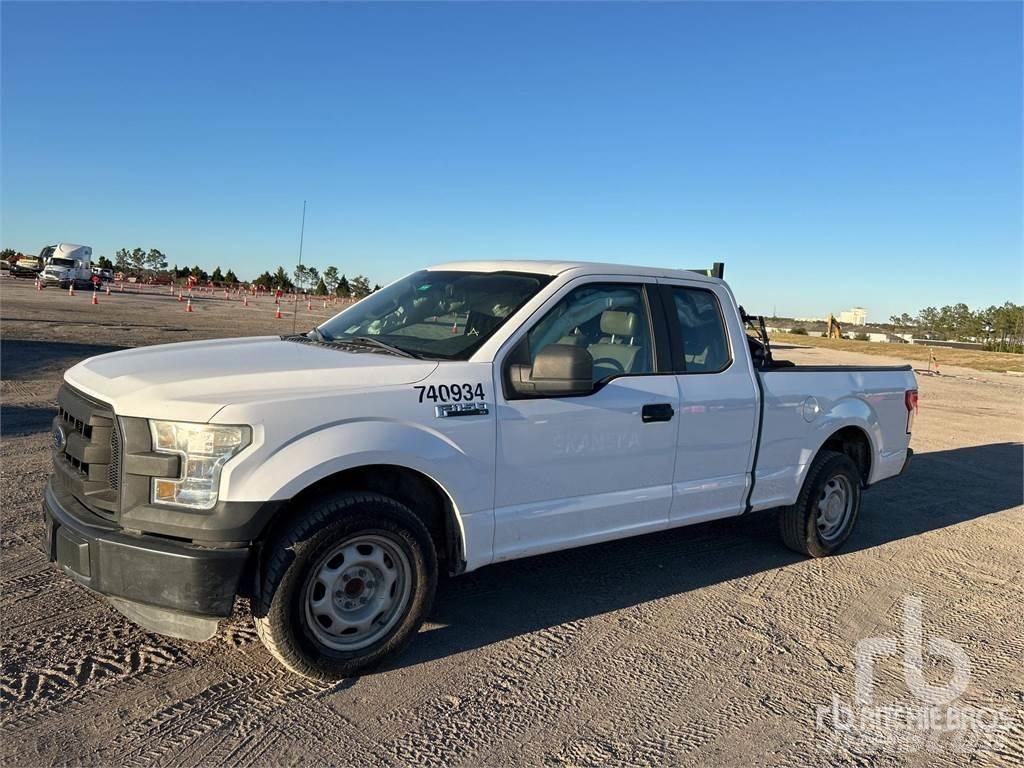 Ford F-150 Vieglais kravas automobilis/izkraušana no sāniem