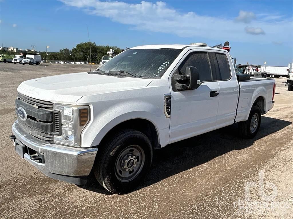 Ford F-250 Vieglais kravas automobilis/izkraušana no sāniem