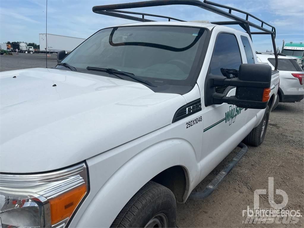 Ford F-250 Vieglais kravas automobilis/izkraušana no sāniem