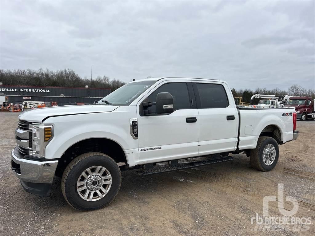 Ford F-250 Vieglais kravas automobilis/izkraušana no sāniem