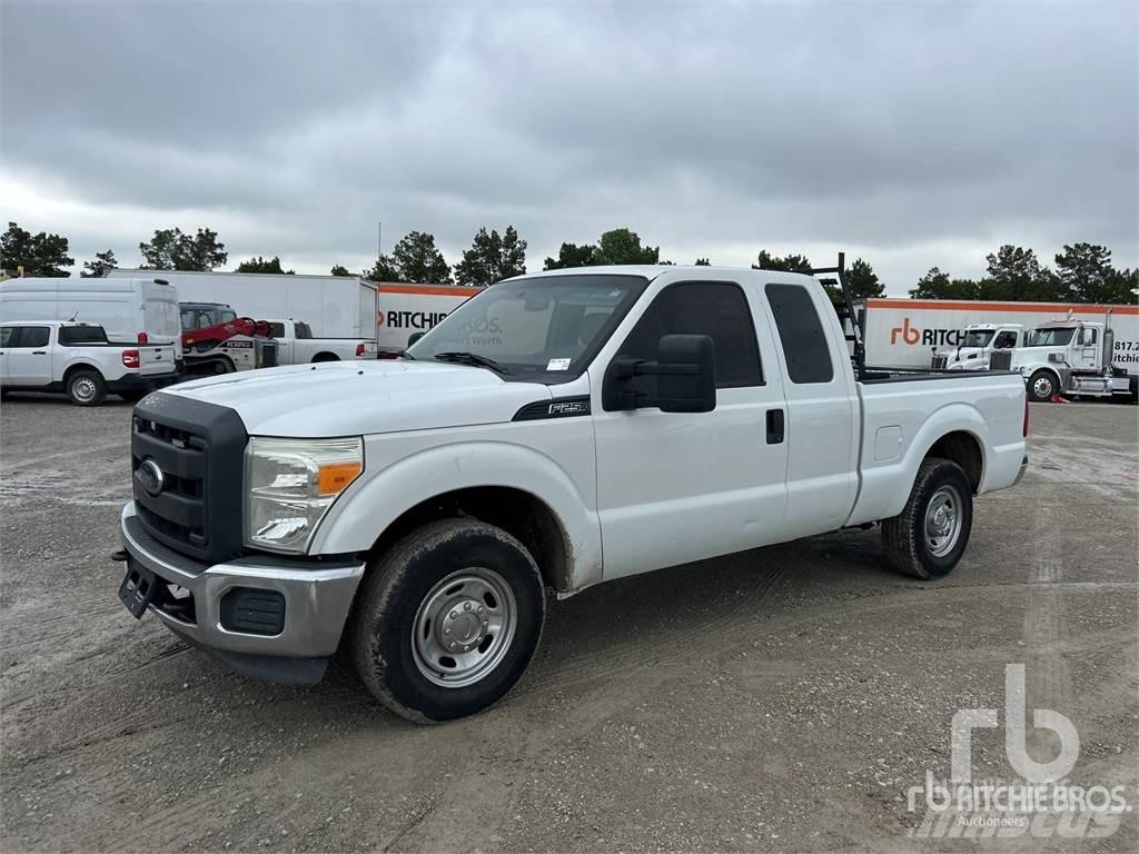 Ford F-250 Vieglais kravas automobilis/izkraušana no sāniem