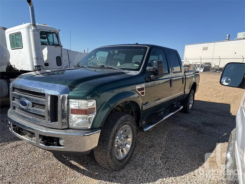 Ford F-250 Vieglais kravas automobilis/izkraušana no sāniem