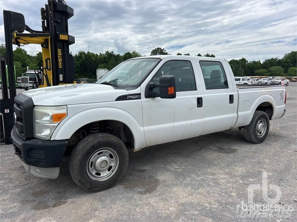 Ford F-250 Vieglais kravas automobilis/izkraušana no sāniem
