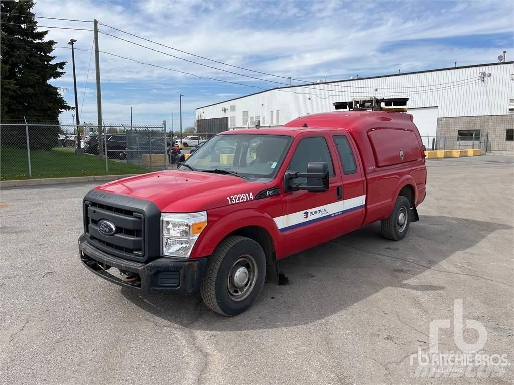 Ford F-250 Vieglais kravas automobilis/izkraušana no sāniem