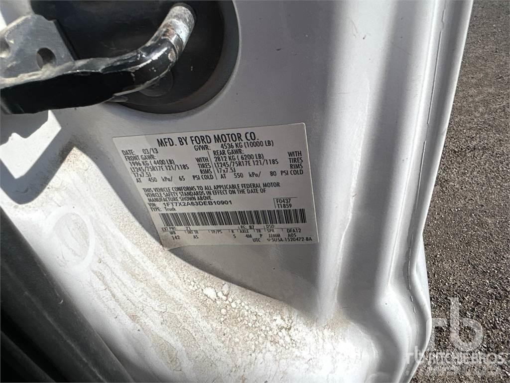 Ford F-250 Vieglais kravas automobilis/izkraušana no sāniem