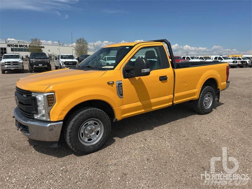 Ford F-250 Vieglais kravas automobilis/izkraušana no sāniem