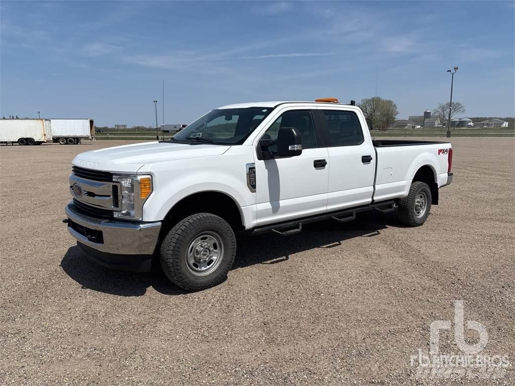Ford F-250 Vieglais kravas automobilis/izkraušana no sāniem