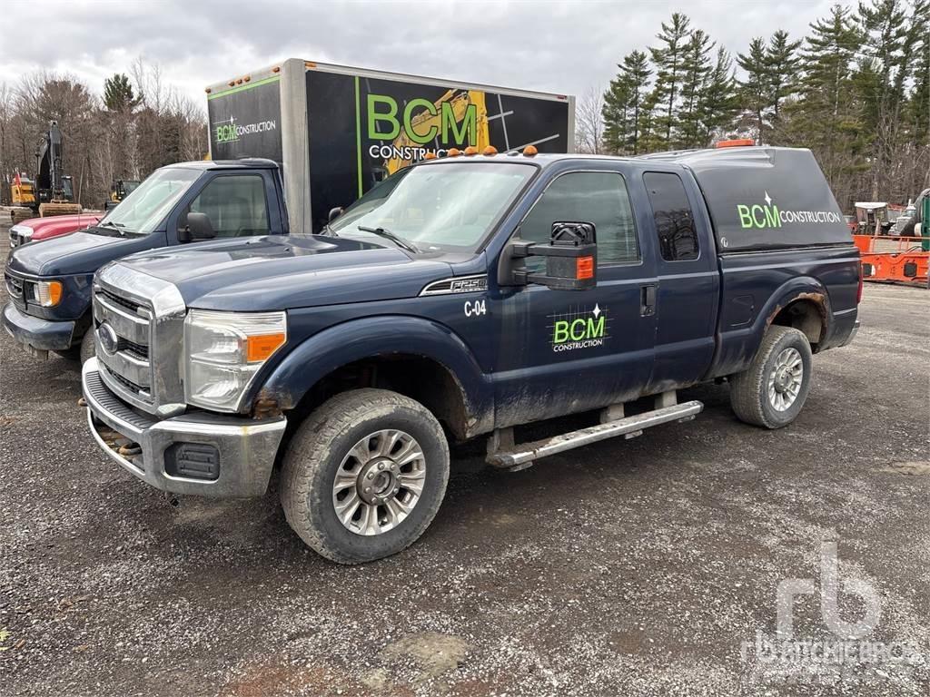 Ford F-250 Vieglais kravas automobilis/izkraušana no sāniem