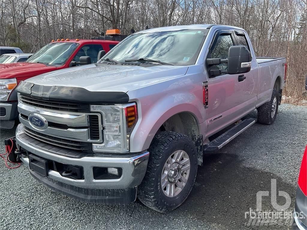 Ford F-250 Vieglais kravas automobilis/izkraušana no sāniem