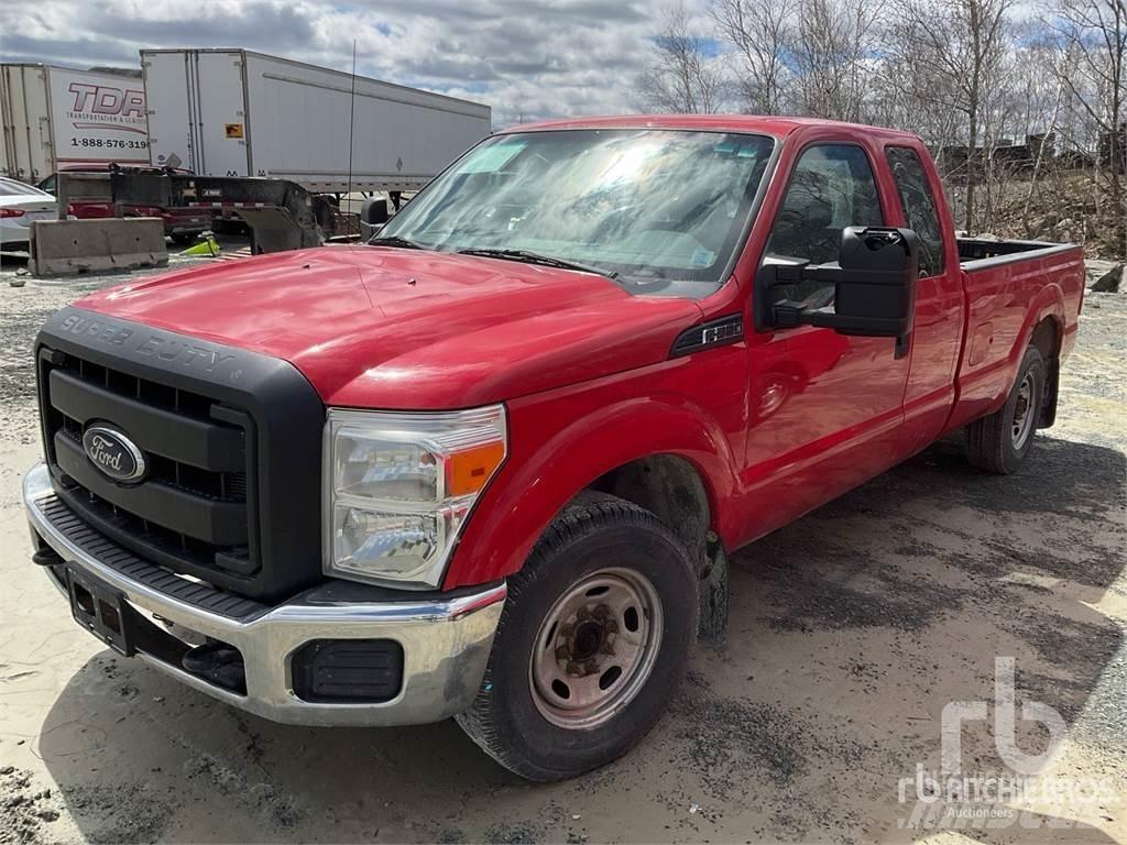 Ford F-250 Vieglais kravas automobilis/izkraušana no sāniem