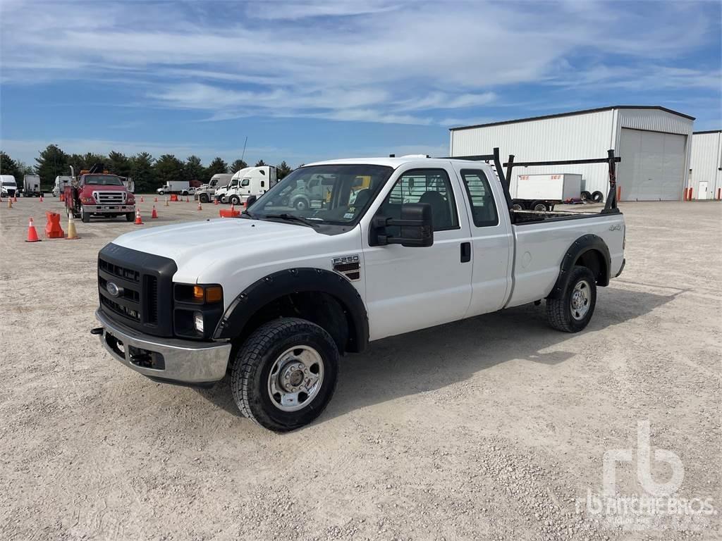Ford F-250 Vieglais kravas automobilis/izkraušana no sāniem