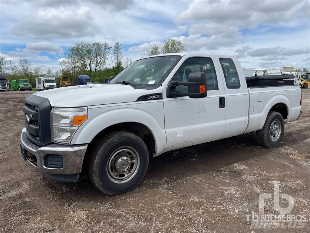 Ford F-250 Vieglais kravas automobilis/izkraušana no sāniem