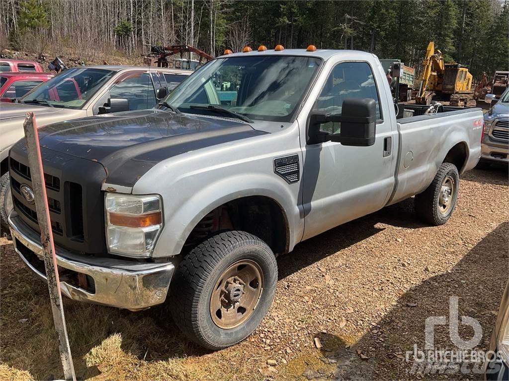 Ford F-250 Vieglais kravas automobilis/izkraušana no sāniem