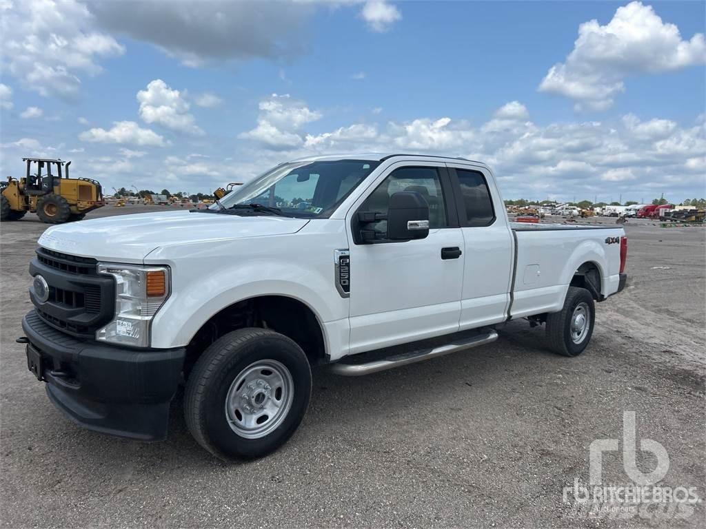 Ford F-250 Vieglais kravas automobilis/izkraušana no sāniem