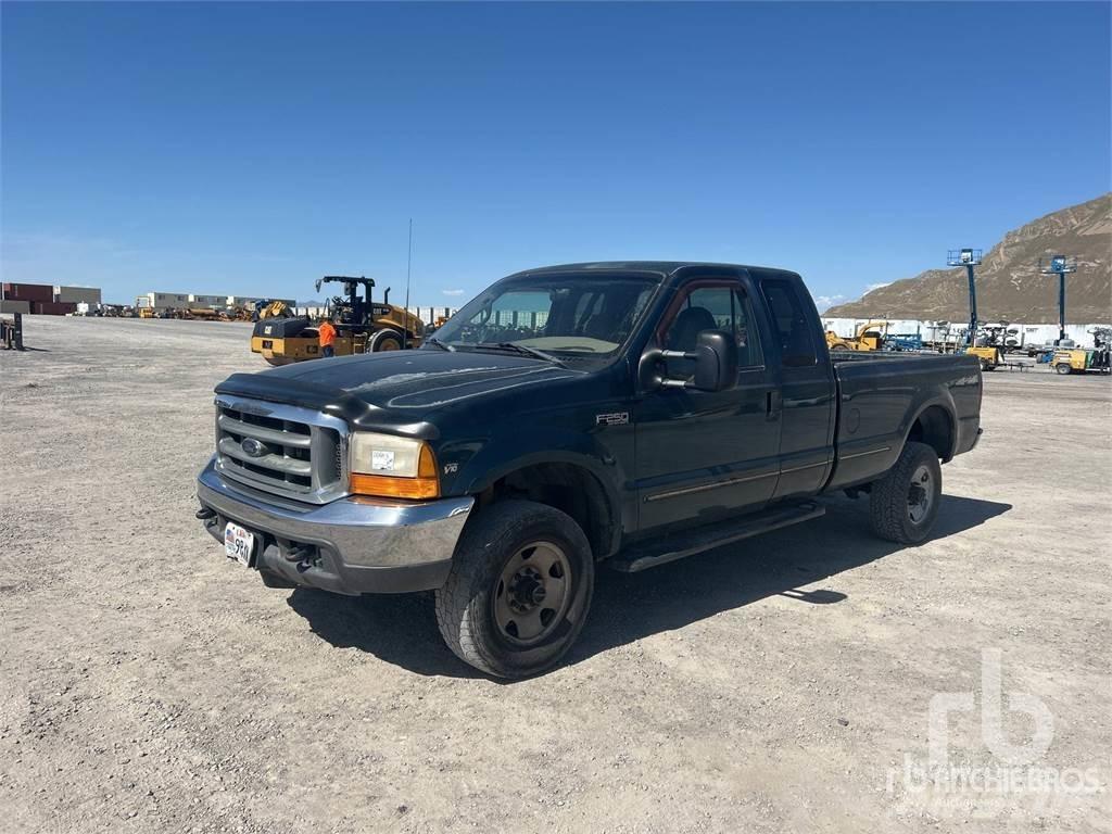 Ford F-250 Vieglais kravas automobilis/izkraušana no sāniem
