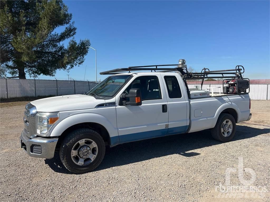 Ford F-350 Vieglais kravas automobilis/izkraušana no sāniem