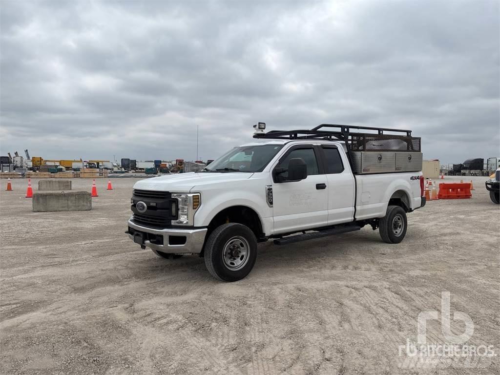 Ford F-350 Vieglais kravas automobilis/izkraušana no sāniem