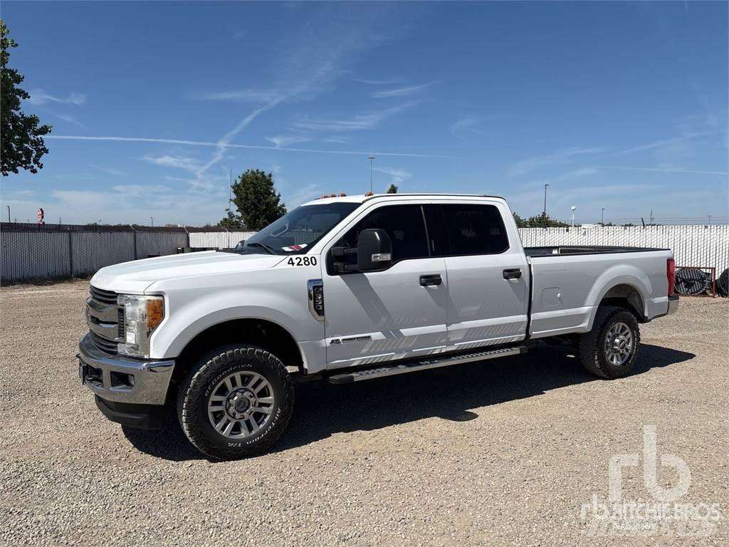Ford F-350 Vieglais kravas automobilis/izkraušana no sāniem