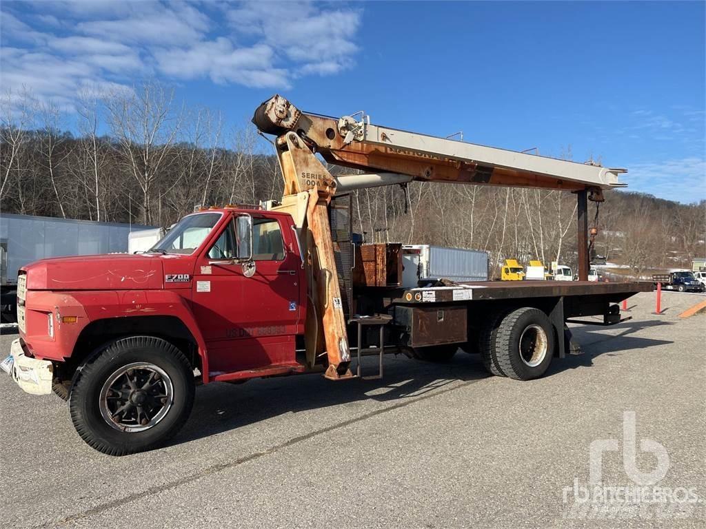 Ford F-700 Smagās mašīnas ar celtni