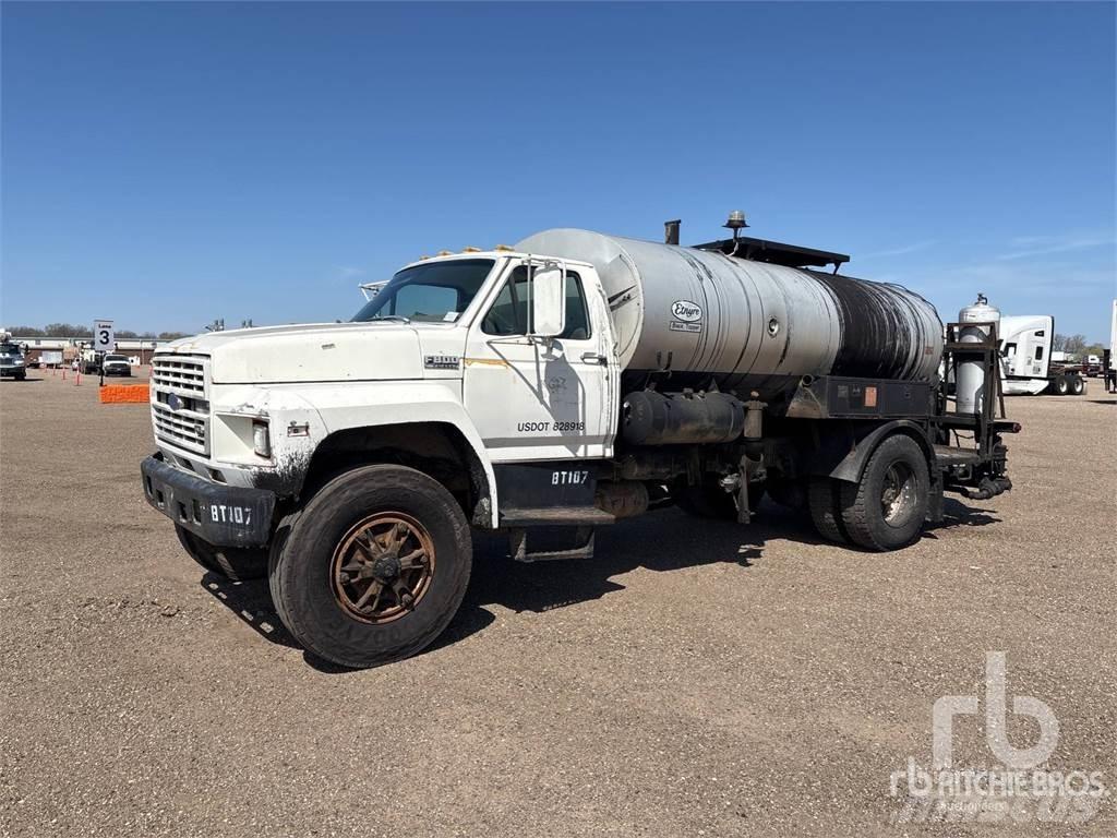 Ford F800 Bitumena smidzinātāji