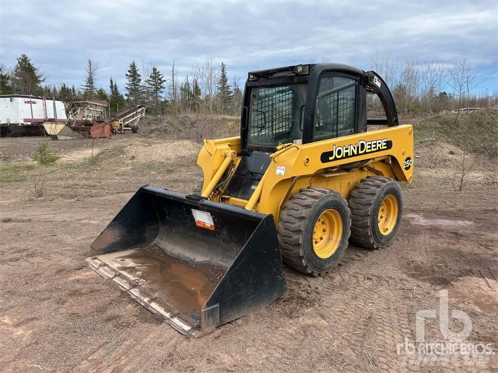 John Deere 250 Lietoti riteņu kompaktiekrāvēji