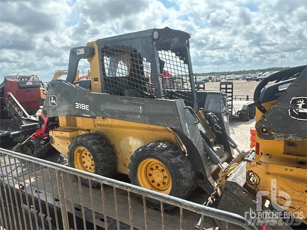 John Deere 318E Lietoti riteņu kompaktiekrāvēji