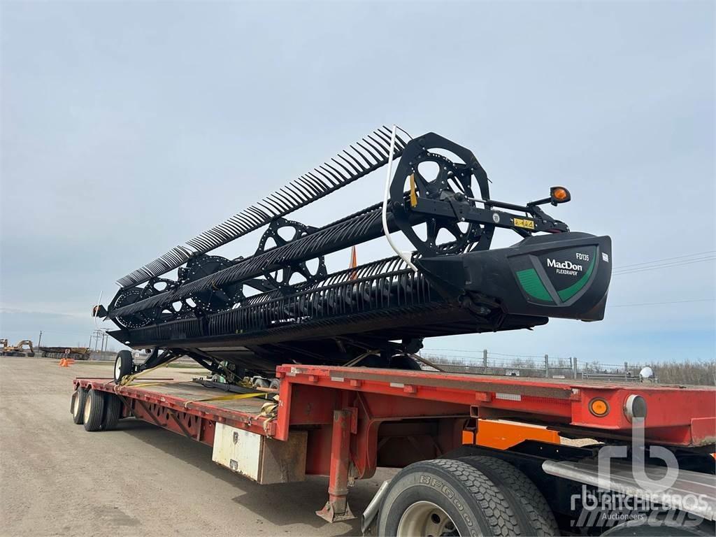 MacDon FD135 Ražas novākšanas galvas