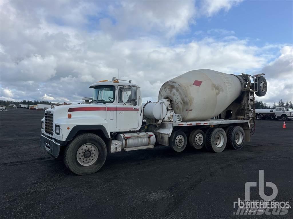 Mack RD688S Betonvedēji