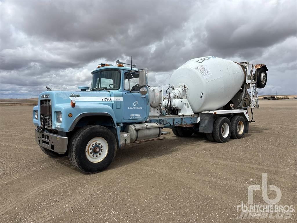 Mack RD690S Betonvedēji
