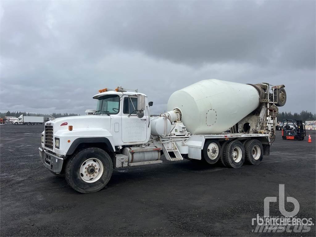 Mack RD690S Betonvedēji