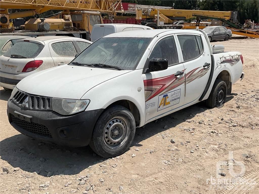 Mitsubishi L200 Vieglais kravas automobilis/izkraušana no sāniem