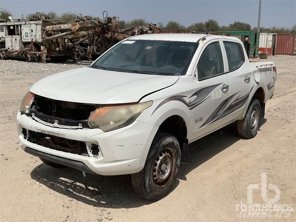 Mitsubishi L200 Vieglais kravas automobilis/izkraušana no sāniem