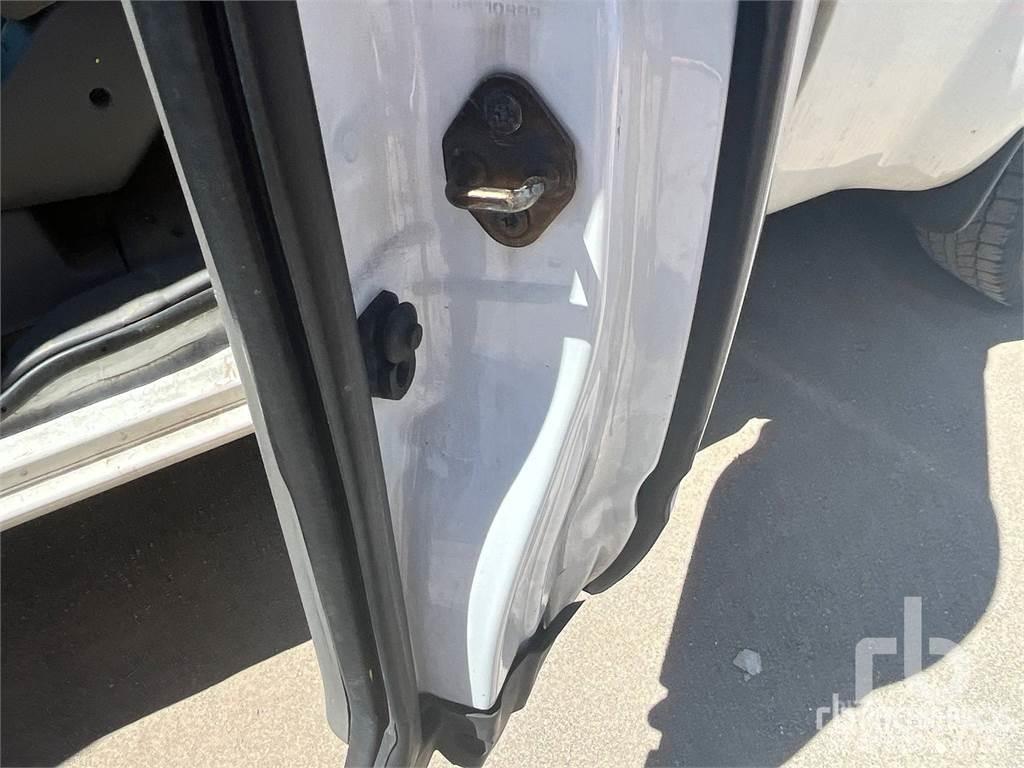 Nissan FRONTIER Vieglais kravas automobilis/izkraušana no sāniem