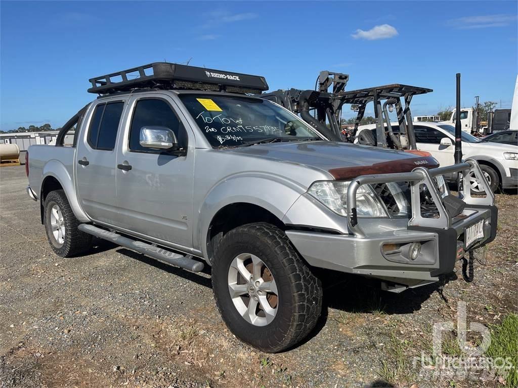 Nissan NAVARA Vieglais kravas automobilis/izkraušana no sāniem