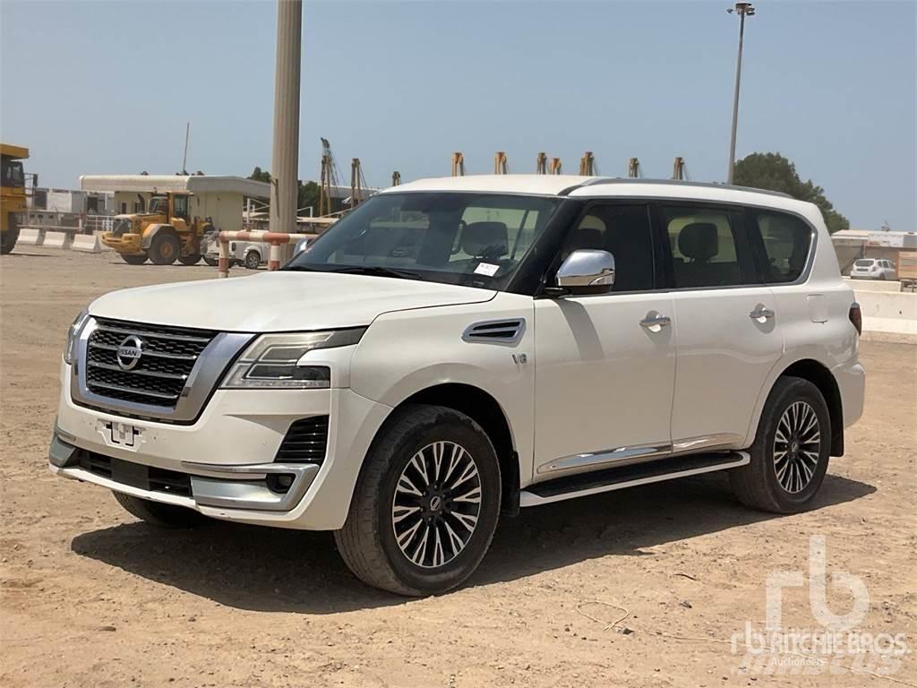 Nissan PATROL Vieglais kravas automobilis/izkraušana no sāniem