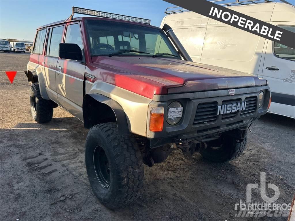 Nissan PATROL Vieglais kravas automobilis/izkraušana no sāniem