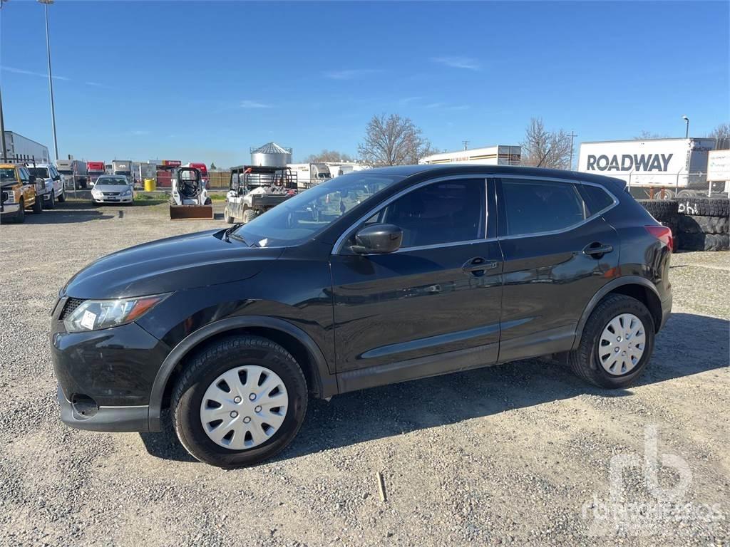 Nissan ROGUE Vieglais kravas automobilis/izkraušana no sāniem