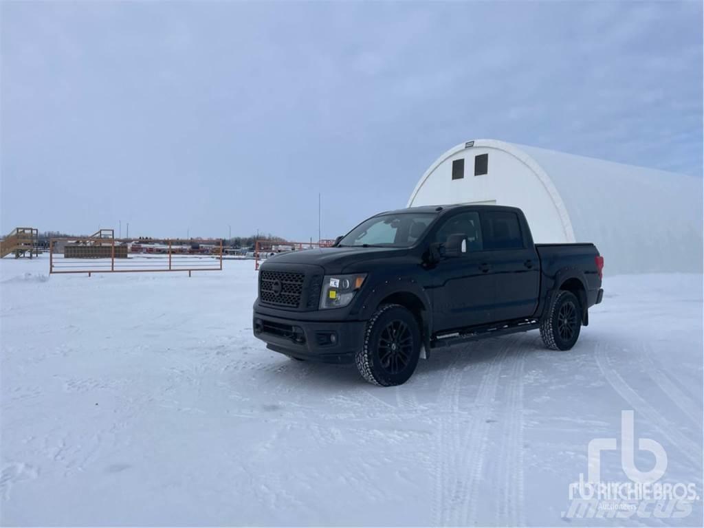 Nissan TITAN Vieglais kravas automobilis/izkraušana no sāniem