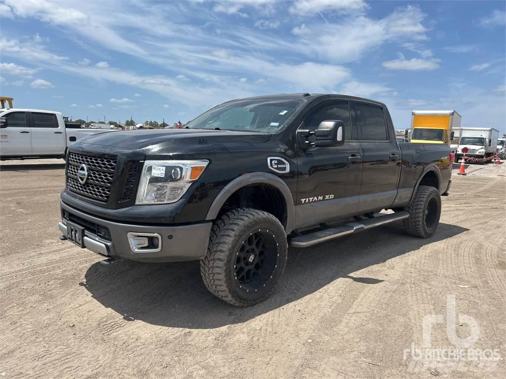 Nissan TITAN Vieglais kravas automobilis/izkraušana no sāniem