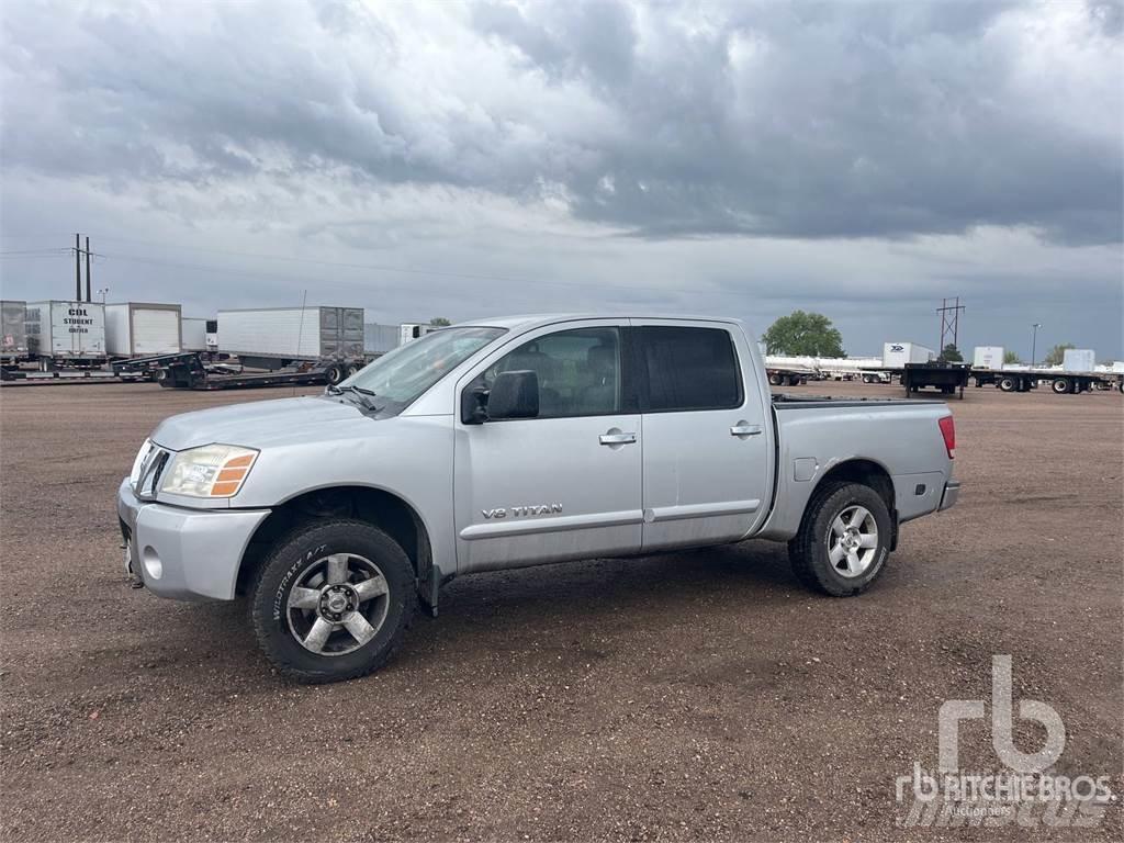 Nissan TITAN Vieglais kravas automobilis/izkraušana no sāniem